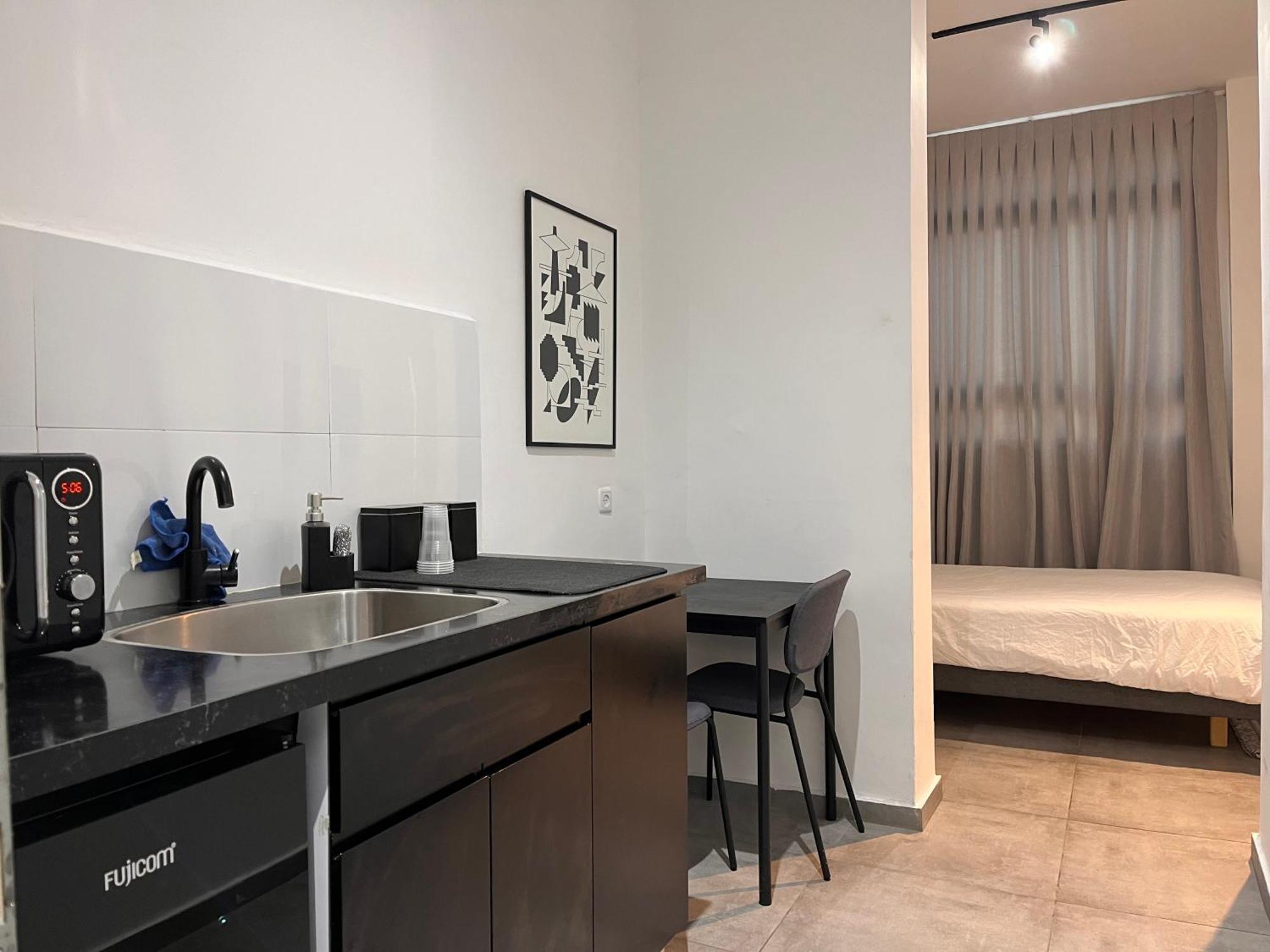 Bed and Breakfast Yona 8 Тель-Авив Номер фото