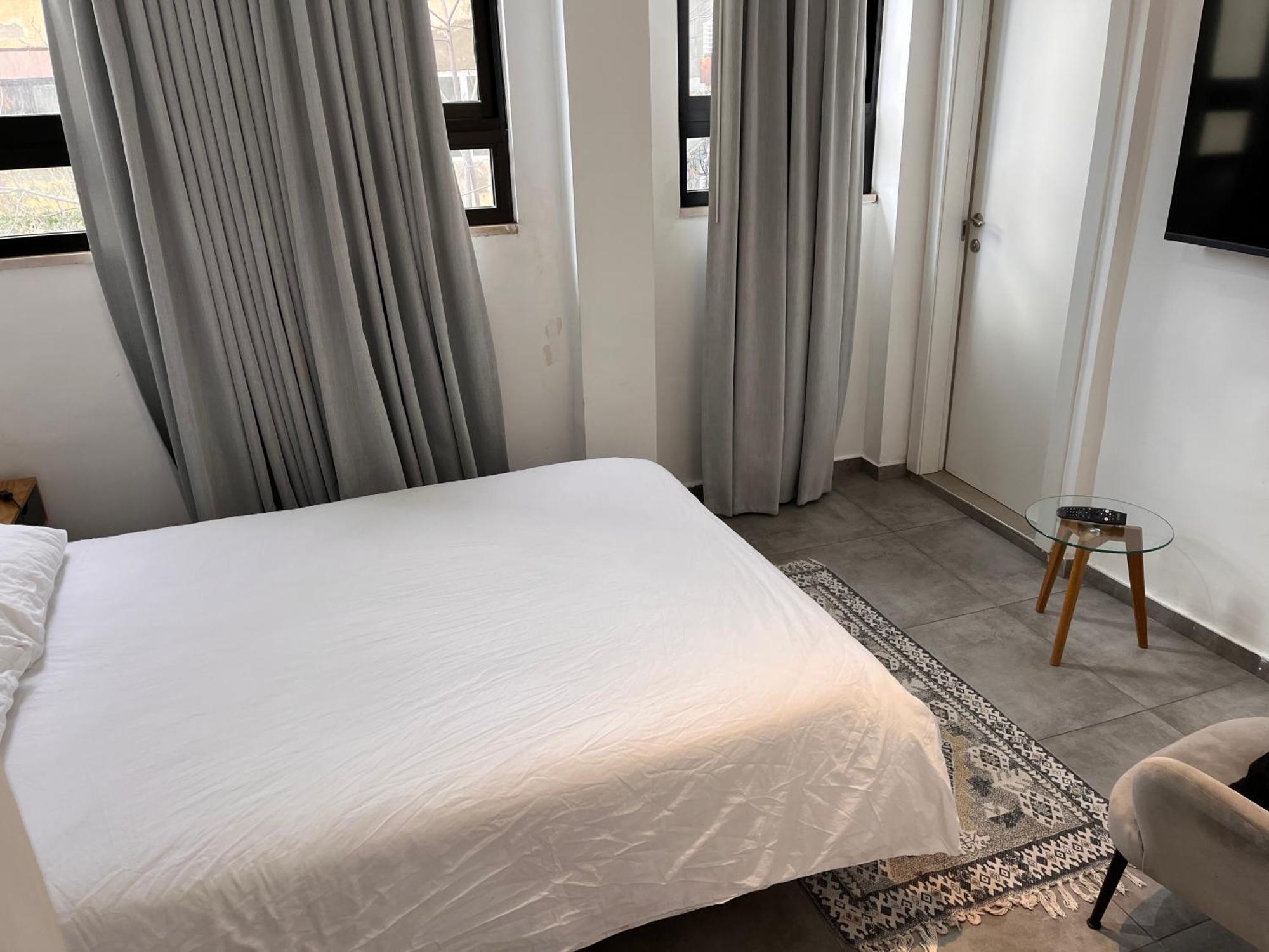Bed and Breakfast Yona 8 Тель-Авив Номер фото