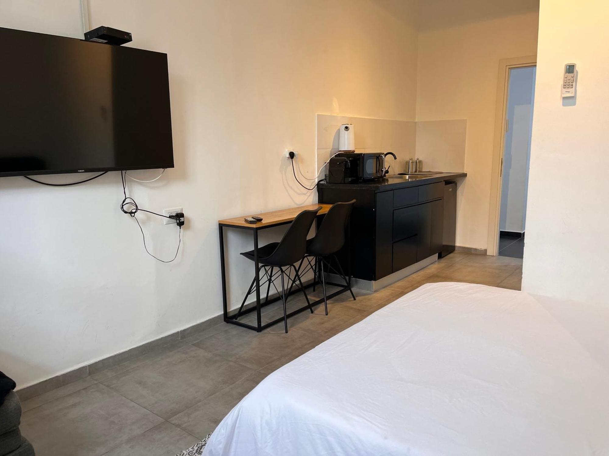 Bed and Breakfast Yona 8 Тель-Авив Номер фото