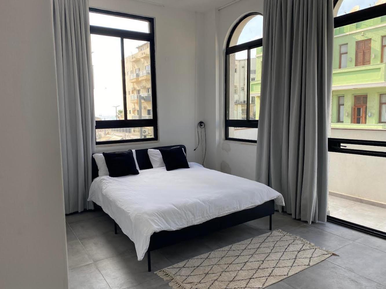 Bed and Breakfast Yona 8 Тель-Авив Номер фото